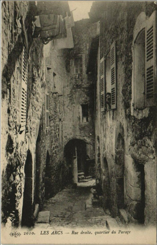 Carte postale ancienne Les Arcs Rue Droite - Quartier du Parage aux Arcs