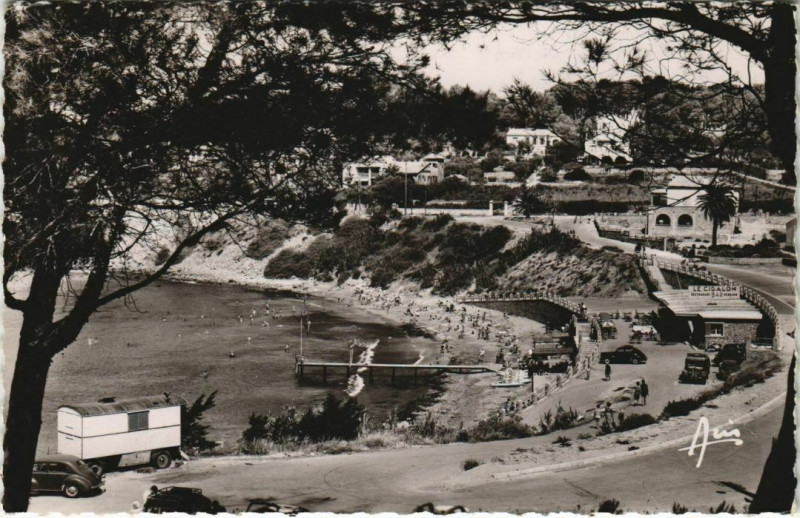 Carte postale ancienne Sanary-sur-Mer La Plage de Port-Issol à Sanary-sur-Mer