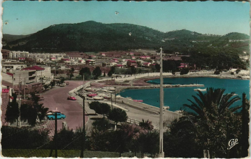Carte postale ancienne Carqueiranne Le Port et les Salettes à Carqueiranne