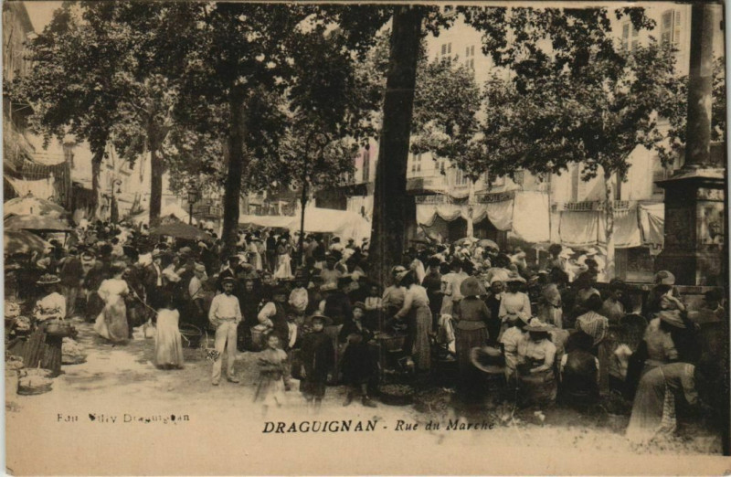 Carte postale ancienne Draguignan Rue du Marche à Draguignan