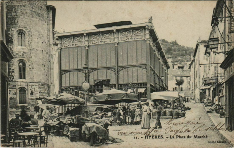 Carte postale ancienne Hyeres La Place du Marche à Hyères