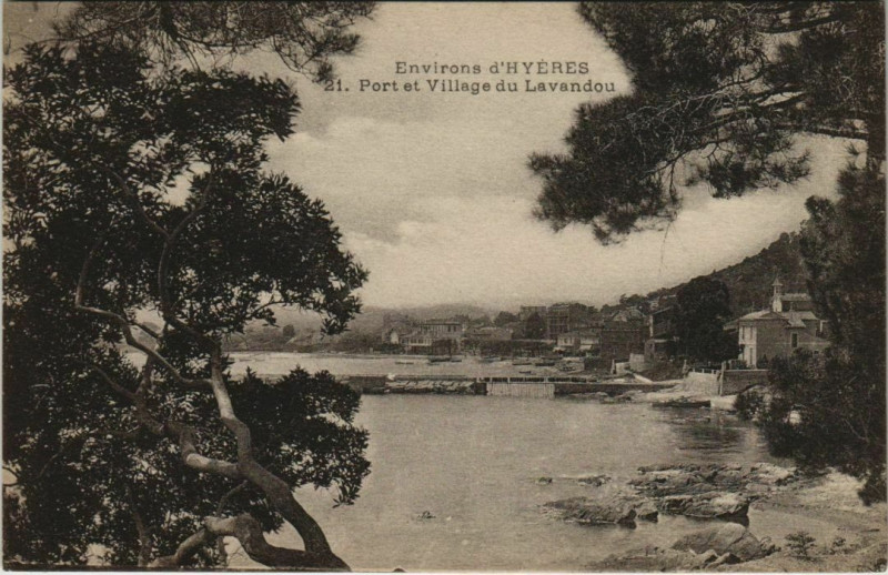 Carte postale ancienne Le Lavandou Port et Village du Lavandou - Environs d'Hyeres au Lavandou