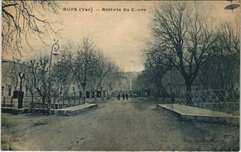 Carte postale ancienne Aups Arrivee du Cours à Aups