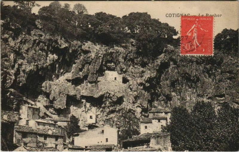 Carte postale ancienne Cotignac Le Rocher à Cotignac