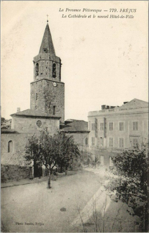 Carte postale ancienne Frejus La Cathedrale et le Nouvel Hotel-de-Ville à Fréjus