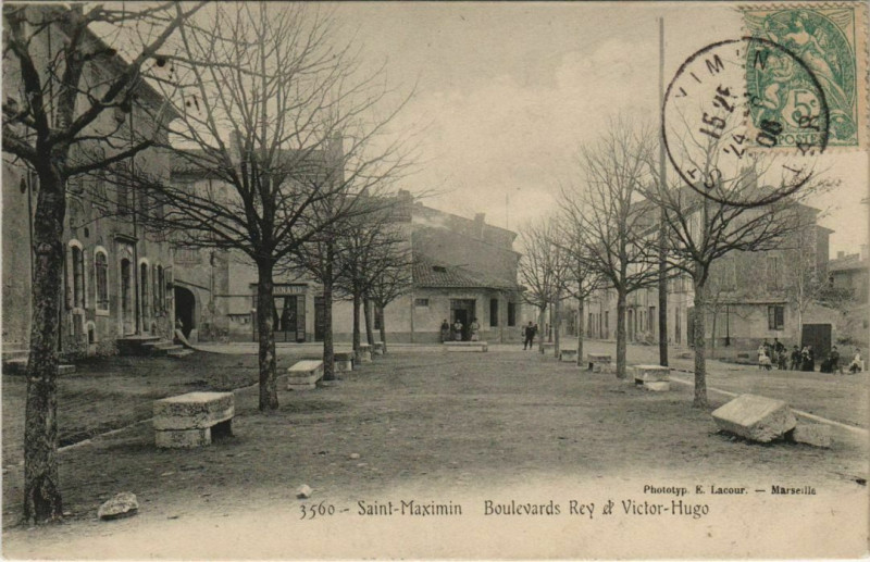 Carte postale ancienne Saint-Maximin-la-Sainte-Baume Boulevards Rey et Victor-Hugo à Saint-Maximin-la-Sainte-Baume
