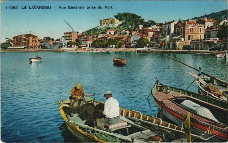 Carte postale ancienne Le Lavandou Vue Generale prise du Port au Lavandou