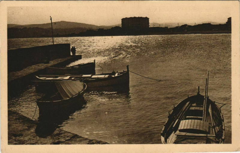 Carte postale ancienne Le Lavandou La Jetee au Lavandou