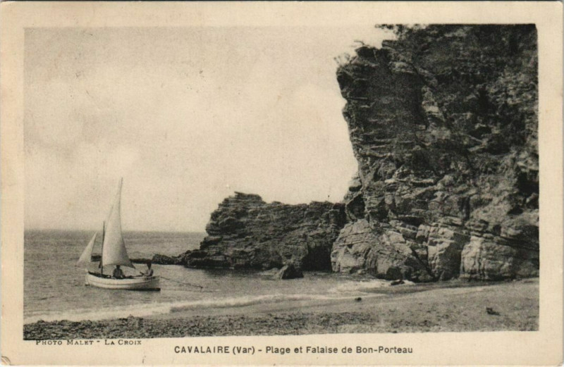 Carte postale ancienne Cavalaire-sur-Mer Plage et Falaise de Bon-Porteau à Cavalaire-sur-Mer