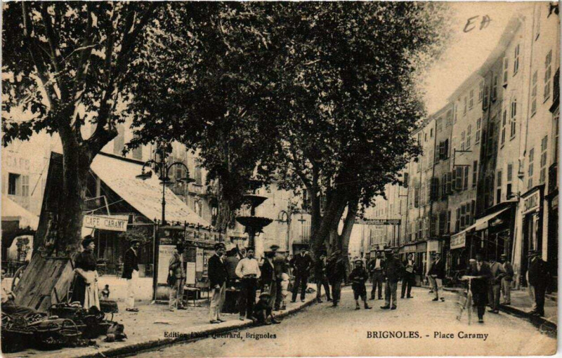 Carte postale ancienne Brignoles Place Caramy à Brignoles