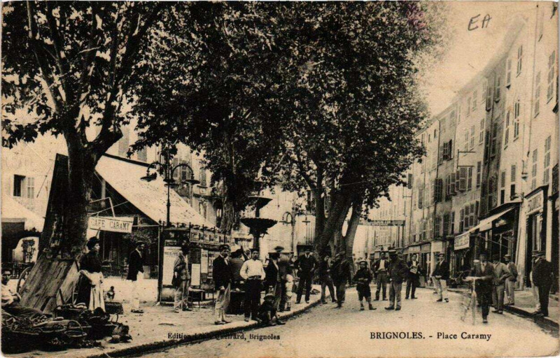 Carte postale ancienne Brignoles Place Caramy à Brignoles