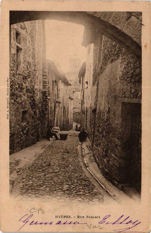Carte postale ancienne Hyeres Rue Paradis à Hyères