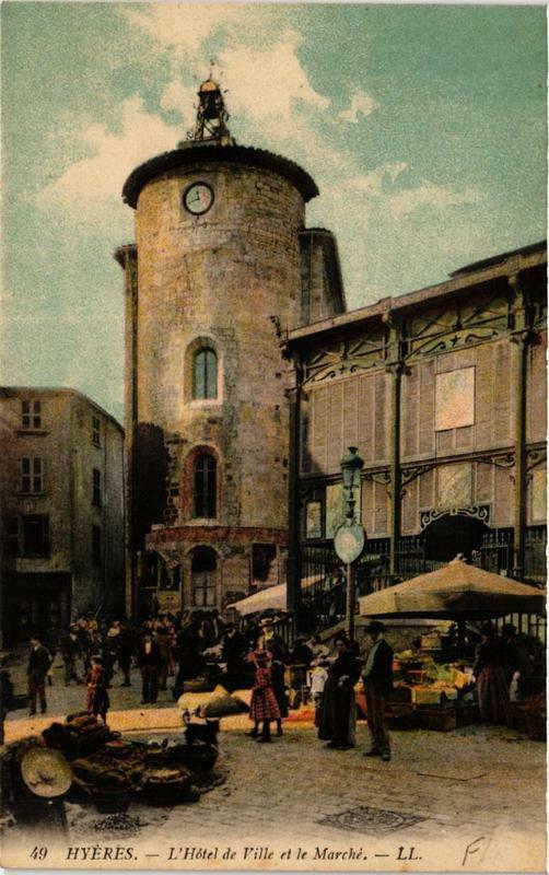 Carte postale ancienne Hyeres L'Hotel de Ville et le Marche à Hyères