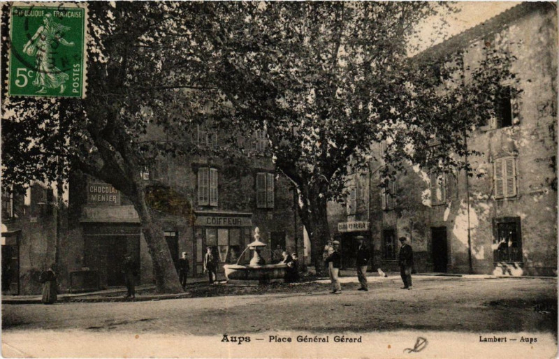 Carte postale ancienne Aups Place General Gerard à Aups
