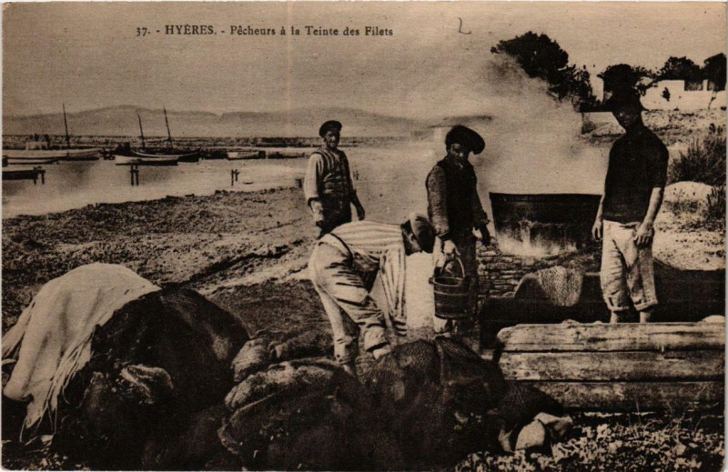 Carte postale ancienne Hyeres Pecheurs a la Teinte des Filets à Hyères