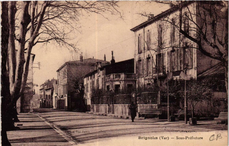 Carte postale ancienne Brignoles Sous-Prefecture à Brignoles
