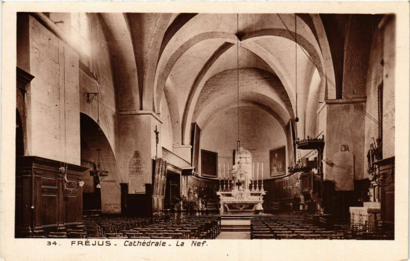 Carte postale ancienne Frejus - Cathédrale - La Nef à Fréjus
