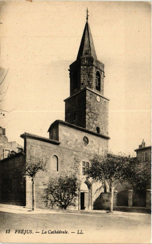 Carte postale ancienne Frejus - La Cathédrale à Fréjus