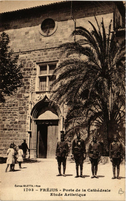 Carte postale ancienne Frejus - Porte de la Cathédrale - Etude Artistique à Fréjus