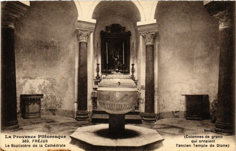 Carte postale ancienne Frejus - Le Baptistere de la Cathédrale à Fréjus