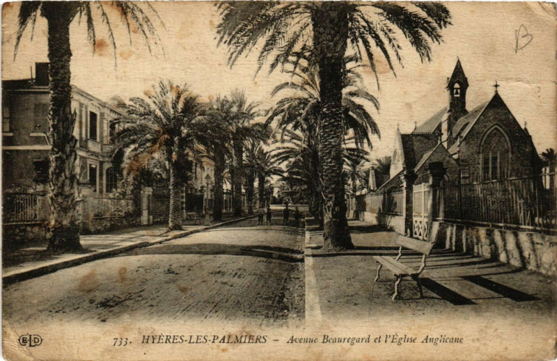 Carte postale ancienne Hyeres - Avenue Beauregard et Eglise Anglicane à Hyères