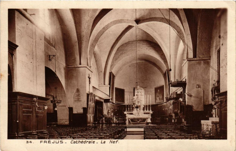 Carte postale ancienne Frejus Cathédrale - La Nef à Fréjus
