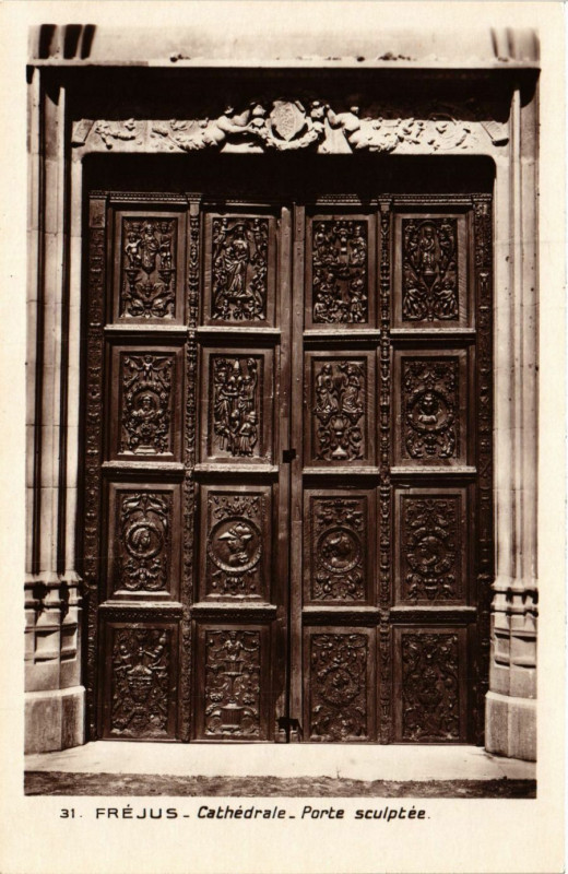 Carte postale ancienne Frejus - Cathédrale - Porte Sculptée à Fréjus