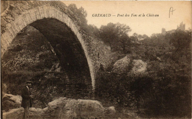 Carte postale ancienne Grimaud - Pont des Fées et le Chateau à Grimaud