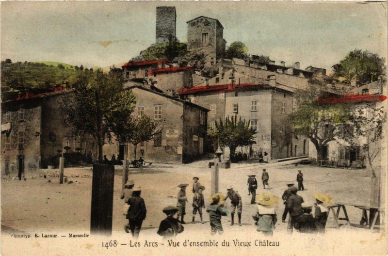Carte postale ancienne Les Arcs Vue d'ensemble du Vieux Chateau aux Arcs