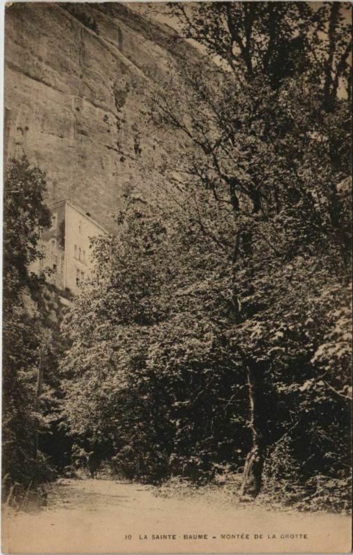 Carte postale ancienne Saint-Maximin-la-Sainte-Baume Montee de la Grotte à Saint-Maximin-la-Sainte-Baume