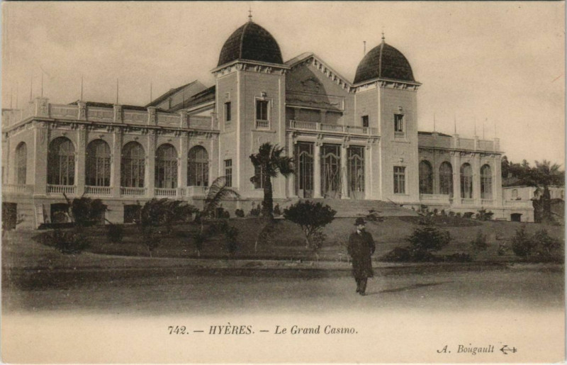 Carte postale ancienne Hyeres Le Grand Casino à Hyères
