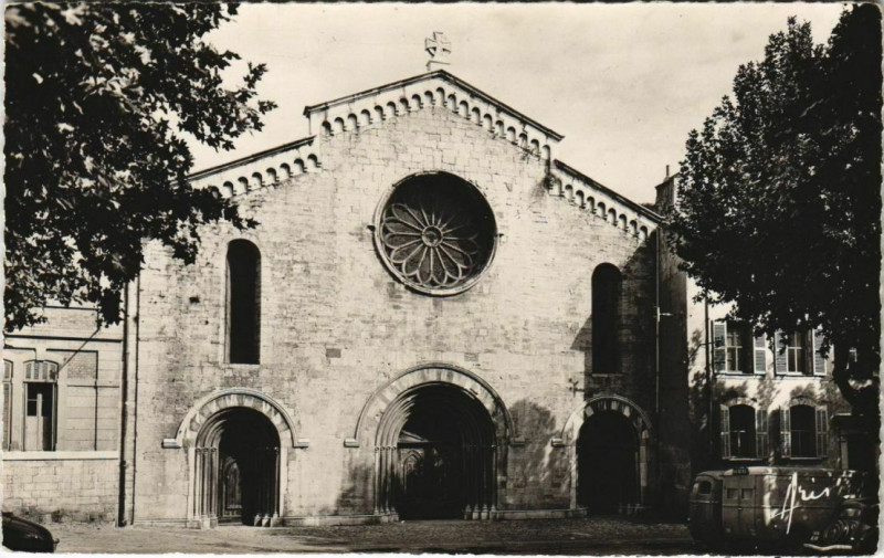 Carte postale ancienne Hyeres Hyeres-les-Palmiers - L'Eglise Saint-Louis à Hyères