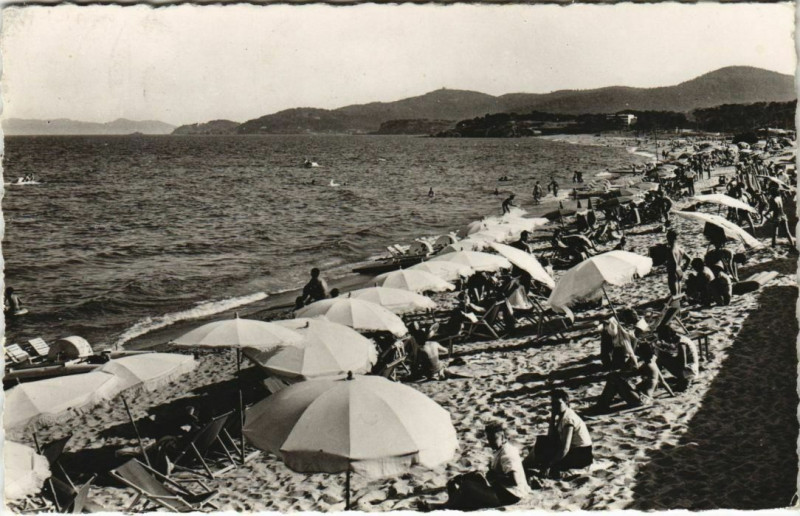 Carte postale ancienne Le Lavandou La Plage au Lavandou