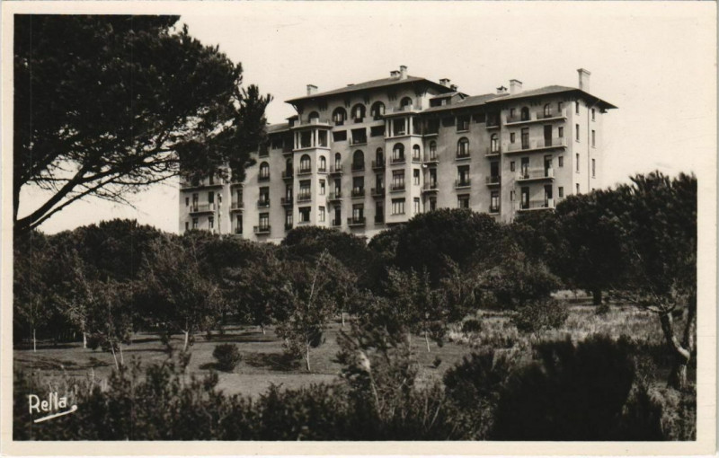Carte postale ancienne Saint-Raphael Valescure - Le Golf-Hotel à Saint-Raphaël