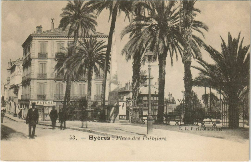 Carte postale ancienne Hyeres Place des Palmiers à Hyères