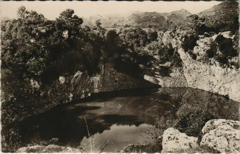 Carte postale ancienne La Roquebrussanne Le Lac Laoutine à La Roquebrussanne