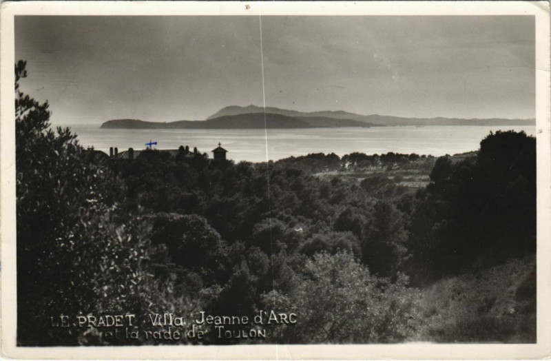 Carte postale ancienne Le Pradet Villa Jeanne d'Arc et la Rade de Toulon à Toulon