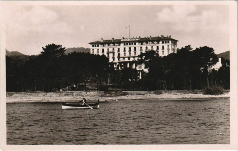 Carte postale ancienne Beauvallon-sur-Mer Le Golf-Hotel vu de le Mer