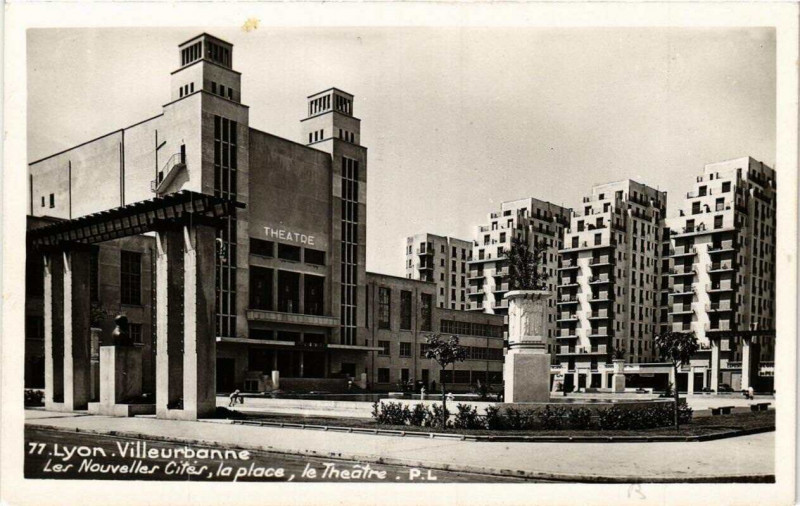 Carte postale ancienne Villeurbanne Les nouvelles cites, la place, le Théatre à Villeurbanne