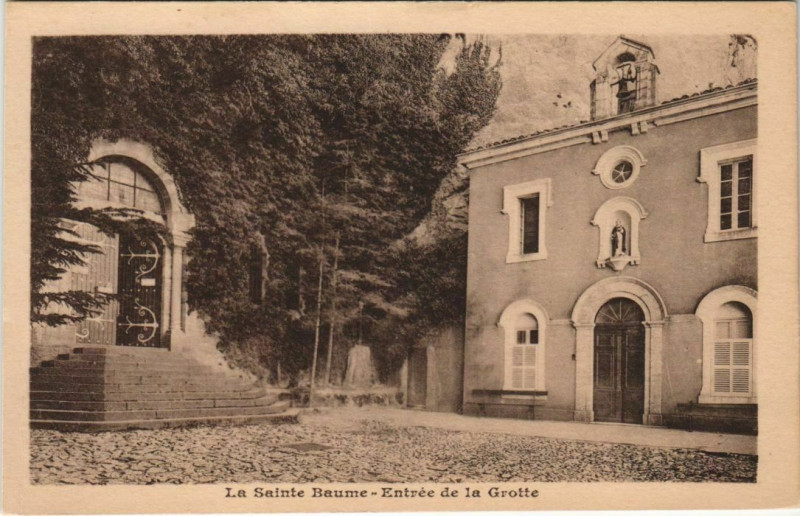 Carte postale ancienne Saint-Maximin-la-Sainte-Baume Entree de la Grotte à Saint-Maximin-la-Sainte-Baume