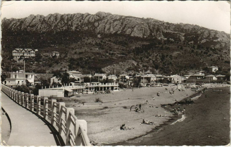 Carte postale ancienne Agay La Plage - Au Fond l'Esterel - Corniche d'Or