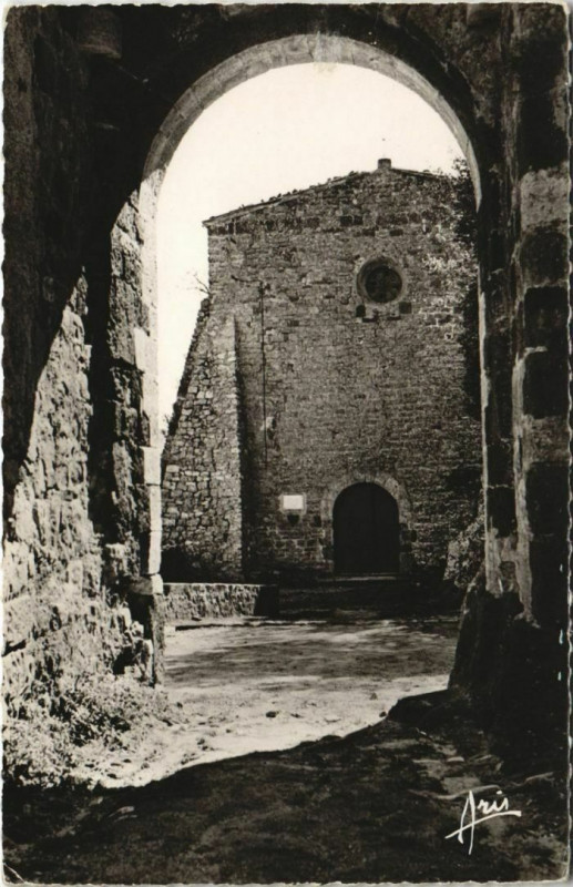 Carte postale ancienne Evenos Evenos-Montagne - Portique et Facade de l'Eglise à Évenos