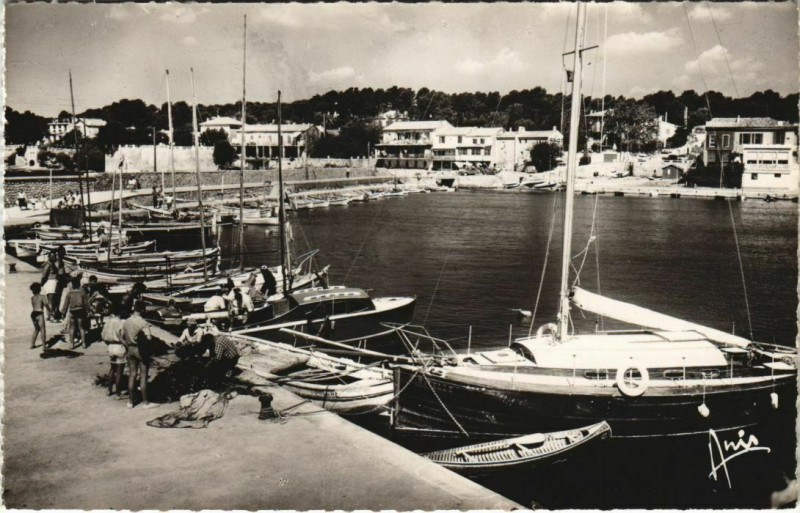 Carte postale ancienne Saint-Cyr-sur-Mer Les Lecques - Le Port à Saint-Cyr-sur-Mer