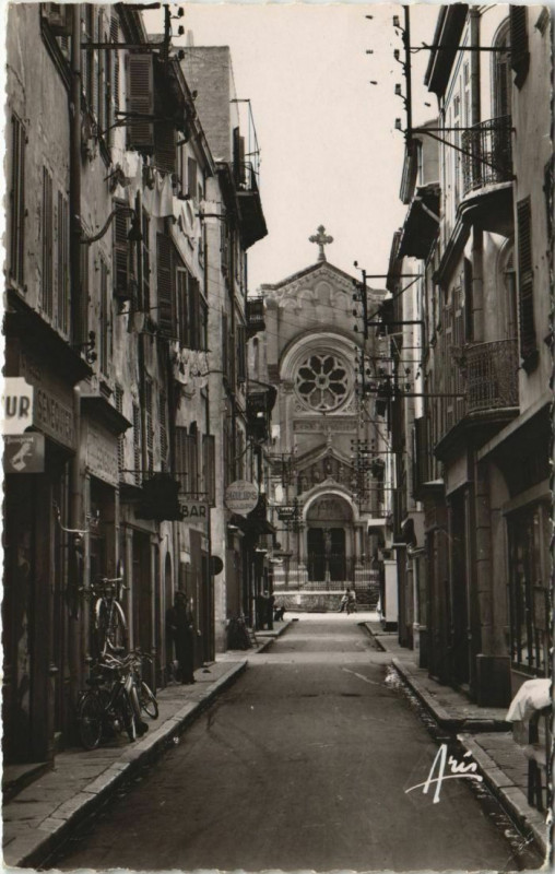 Carte postale ancienne La Seyne-sur-Mer Une Rue de La Seyne et l'Eglise à La Seyne-sur-Mer