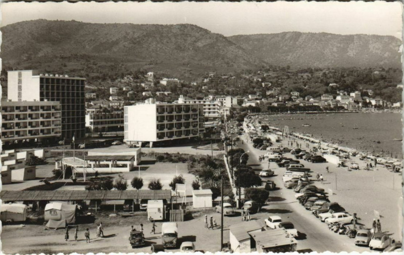 Carte postale ancienne Le Lavandou Vue Generale et la Plage au Lavandou