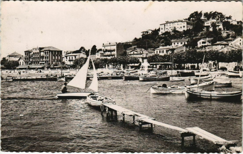 Carte postale ancienne Le Lavandou Le Port au Lavandou