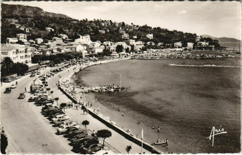 Carte postale ancienne Le Lavandou La Plage au Lavandou