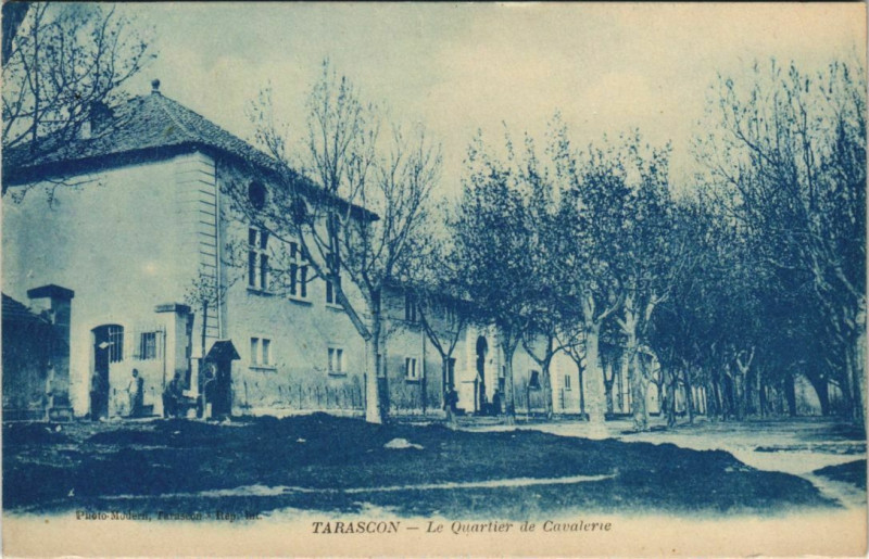 Carte postale ancienne Tarascon Le Quartier de Cavalerie