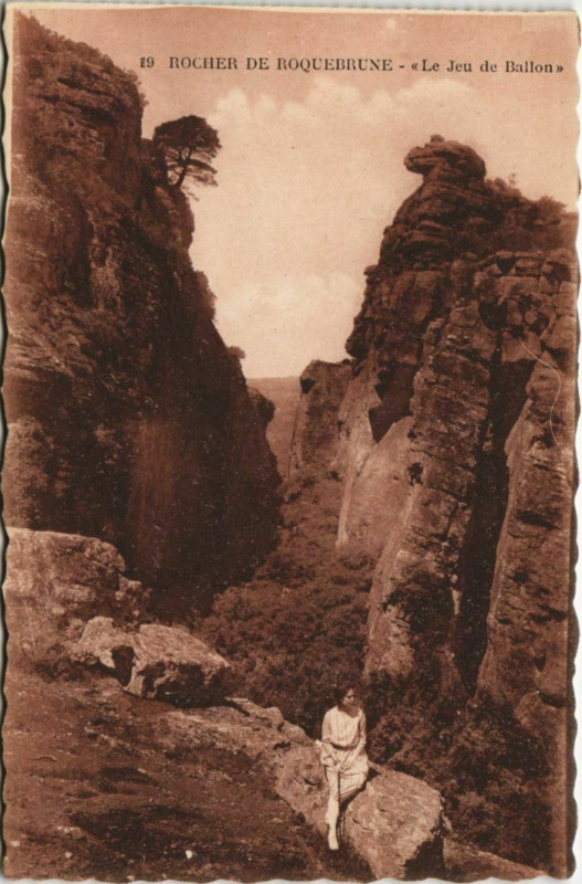 Carte postale ancienne Roquebrune-sur-Argens Rocher de Roquebrune - Le Jeu de Ballon à Roquebrune-sur-Argens