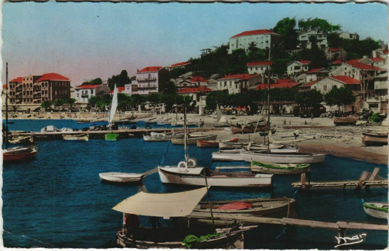 Carte postale ancienne Le Lavandou Le Port au Lavandou